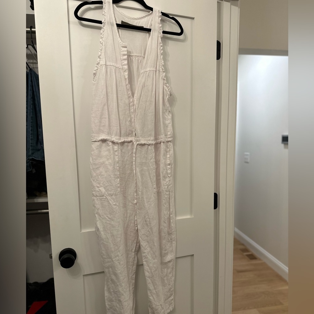 Adjustable waist jumpsuit. Linen material